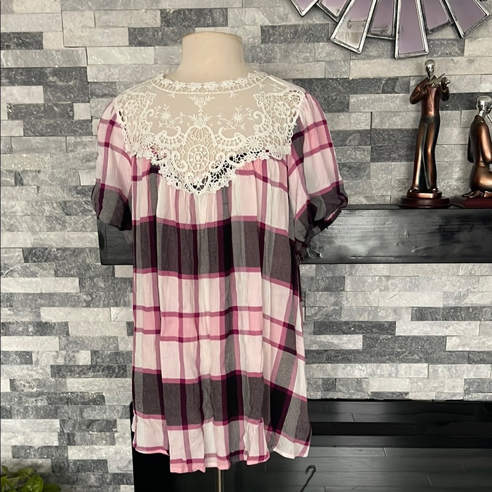 Torrid Crinkle Gauze Crochet Detail Blouse 1 Pink Purple Plaid Short Sleeve